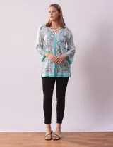 Blusa estampada marca Ruby Rd con aplique de crochet en el escote y mangas 3/4 amplias.