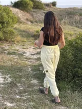 Babuchas de muselina, con diseño suelto y variedad de colores, ideales para clima cálido.