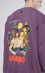 Buzo color morado con estampa de Rambo en el frente.