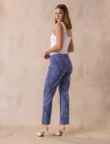 Pantalón recto de gabardina elastizada con estampado floral multicolor. Pretina ancha elastizada. Marca Zac & Rachel.