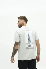 Remera color crudo de manga corta con estampa del edificio Chrysler de Nueva York en la espalda.