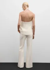 Pantalón de vestir color crema, de corte acampanado y tiro alto.