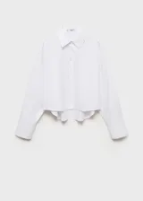Camisa crop blanca de popelina de algodón, corte regular, manga larga con puños abotonados, cuello camisero y cierre delantero con botones.