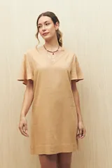 Vestido corto color beige, de corte recto y manga corta con volados.
