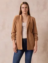 Blazer color camel en crepe, marca Dictionary. Cuello con solapa y abertura central. Delantera con bolsillos. Largo de manga ¾ fruncida. Forro interno.
