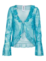 Camisa celeste con estampado de flores, cuello en V, cierre de cordón y volantes en los puños.