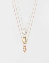 Set de tres collares cortos con dije de anillo grabado con las palabras "best", "friends" y "forever". Los dijes son de color plateado, dorado y rosado respectivamente.