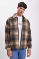 Sobrecamisa a cuadros color tostado con cierre frontal y cuello camisero.