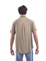 Camisa color verde militar de manga corta con cuello clásico y cierre frontal con botones.