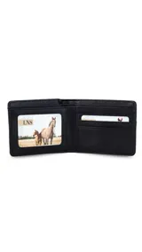 Billetera marrón de símil cuero lisa con galón elastizado a rayas blancas y marrones. Interior con doble repartición para billetes, visor y tarjeteros.