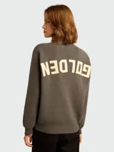 Buzo de cuello redondo color gris oscuro, con tejido acanalado vertical en el cuerpo y puños. Corte holgado.