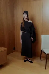 Falda midi negra de seda lavada con textura.