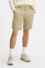 Bermuda color beige de corte chino, con bolsillos laterales y traseros.