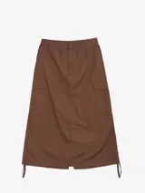 Falda larga de estilo utilitario en color marrón, confeccionada en popelina de algodón de peso medio, con diseño de cintura regular y silueta en A ajustable en el dobladillo.