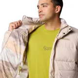 Campera puffer reversible color beige con cuello alto y cierre frontal con botones a presión. Tiene bolsillos laterales con doble entrada y puños elásticos.