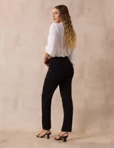 Pantalón verde esmeralda de gabardina elastizada marca Zac & Rachel, con pretina ancha con faja interna modeladora, largo de pierna con costura frontal pespunteada y trasera con bolsillos ojal simulados.