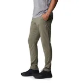 Pantalón de trekking color verde oliva, con repelencia al agua y protección solar UPF 50. Cuenta con elástico parcial en la cintura, bolsillos para las manos, bolsillo de seguridad con cremallera y bolsillos traseros.