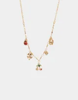 Collar corto dorado con cadena de eslabones y dijes colgantes: mariquita, trébol de cuatro hojas, herradura, corazón y cerezas.