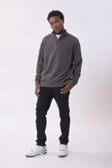 Buzo de friza gris con cuello alto y cierre parcial con cremallera.