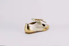 Zapatos tipo ballerina de cuero metalizado plateado y dorado, con amarre delicado en la capellada.