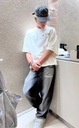 Pantalón de jean gris oscuro con corte amplio y estampado con el logo de la marca en la pierna izquierda.