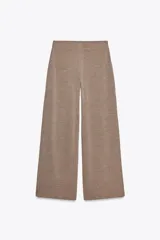 Pantalón de tiro medio color marrón claro, con cintura elástica y tejido con textura.