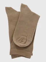 Calcetín de largo medio color beige (stone), confeccionado en algodón y spandex, con tecnología Comfort Cuff (puño suave) y pequeño logo bordado en la caña.