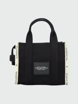 Bolso tote pequeño Marc Jacobs, confeccionado en jacquard negro con logo de la marca en blanco. Tiene doble asa de mano y correa bandolera ajustable y extraíble.