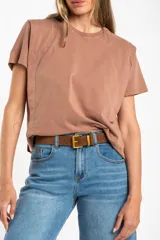 Remera color ladrillo de algodón con calce al cuerpo y mangas cortas.