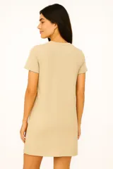 Vestido corto tipo remera color crema con estampado de mariposa y texto.