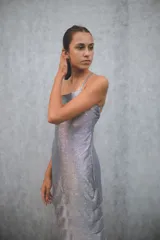 Vestido largo con tirantes finos, confeccionado en tela a elección, de corte ajustado.