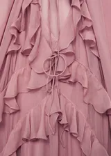 Vestido largo color rosa viejo, de tela traslúcida con volados y mangas largas abullonadas.