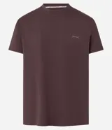 Remera deportiva marrón de corte clásico, cuello redondo y mangas cortas. Confeccionada en tejido de poliéster y modal con tecnología Dry, que facilita la transpiración. Presenta un pequeño estampado con lettering en el pecho.