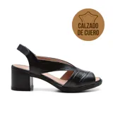 Sandalias color crema con tiras cruzadas con textura de piel de cocodrilo, taco cuadrado y tira trasera con ajuste de velcro.