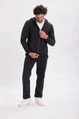 Campera deportiva negra con capucha y cierre frontal.