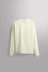 Remera deportiva negra de manga larga confeccionada en tejido técnico perforado, ligero y elástico.