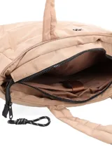 Bolso tipo shopper plateado con diseño acolchado horizontal. Tiene doble asa de hombro y cierre superior con tirador. Incluye bolsillo interior con cierre y compartimento para laptop de hasta 15".