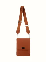 Bandolera marrón de cuero sintético con correa ancha con el logo de la marca.