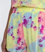 Short de viscosa con cintura elastizada y bolsillos laterales. Estampado tie dye en tonos amarillo, rosa, celeste y violeta.