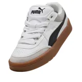 Championes Puma Park Lifestyle SK8 blancos con detalles en negro, gris y suela color caramelo.