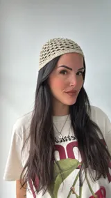 Gorro tipo bandana de crochet color beige con hilo dorado.