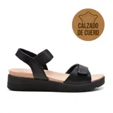 Sandalias de cuero azul marino con plataforma baja color beige. Presentan dos tiras ajustables con velcro y plantilla acolchada.