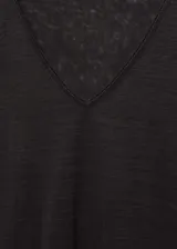 Remera celeste de lino con cuello en V y mangas cortas.