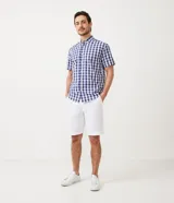 Camisa de manga corta con estampado de cuadros azules y blancos. Fabricada con una mezcla de algodón y poliéster, la pieza es transpirable y no se arruga fácilmente.