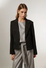 Blazer negro entallado de poliéster con cuello smoking y apliques de strass.