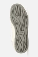 Zapatillas urbanas de estilo skate, color blanco con detalles en gris.