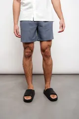 Short color beige de corte recto.