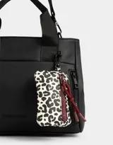 Cartera mini city negra de tela deportiva con pouch con cierre, correa regulable y desmontable, manijas superiores, cierre superior, bolsillo frontal con cierre y doble bolsillo lateral.