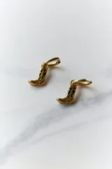 Aros dorados de acero quirúrgico hipoalergénico con dije colgante en forma de bota texana con detalles calados.