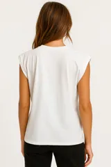 Remera blanca de algodón con mangas cortas, cuello redondo y estampado con imágenes de cartas de tarot y texto en negro.